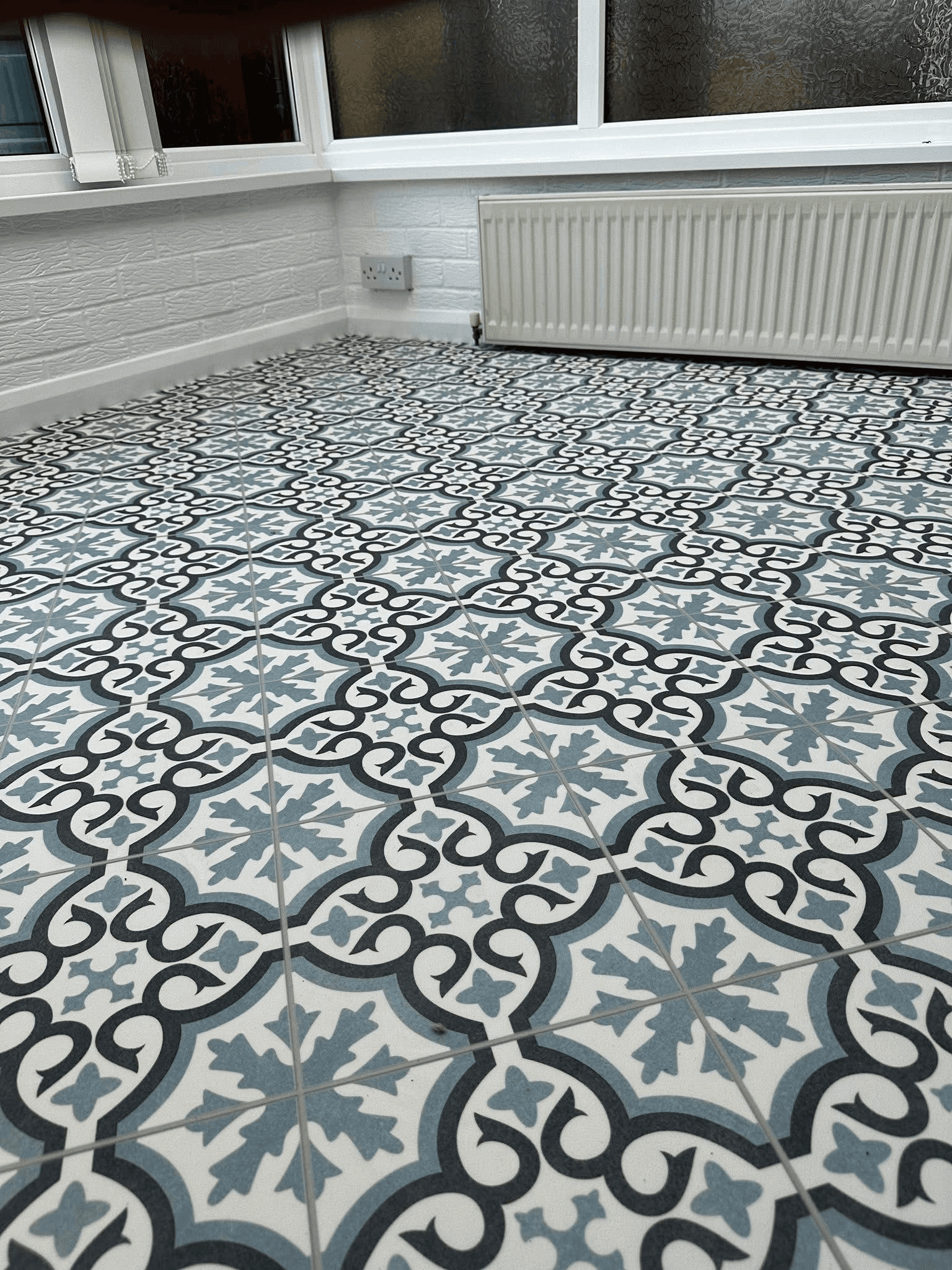 Decorative geometric vinyl tiles in conservatory